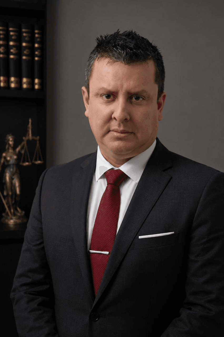 Retrato profesional de Juan Berley Leal Bernal, Fundador · Abogado litigante