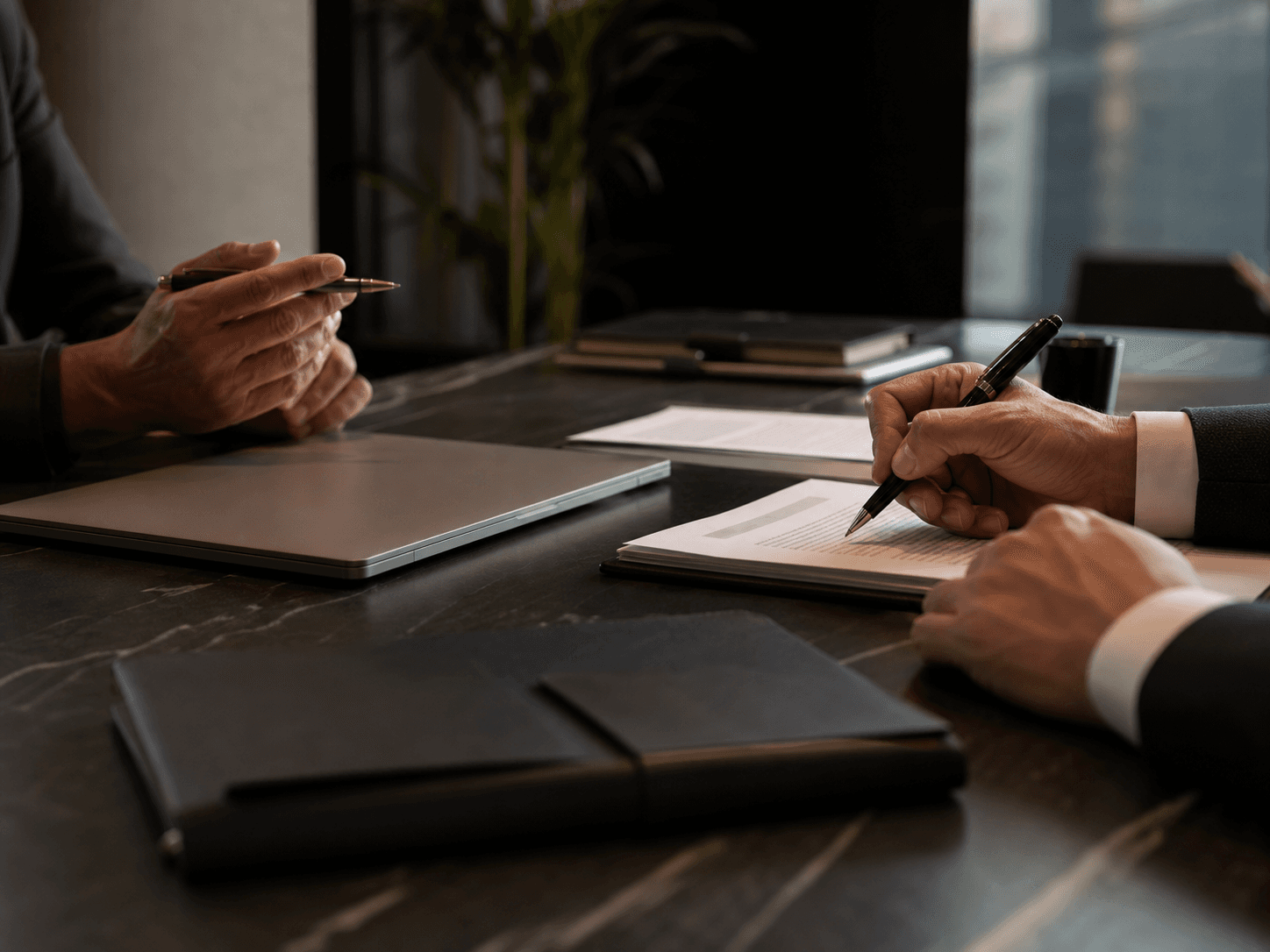 Mesa de consultoría jurídica empresarial con documentos de soporte preventivo