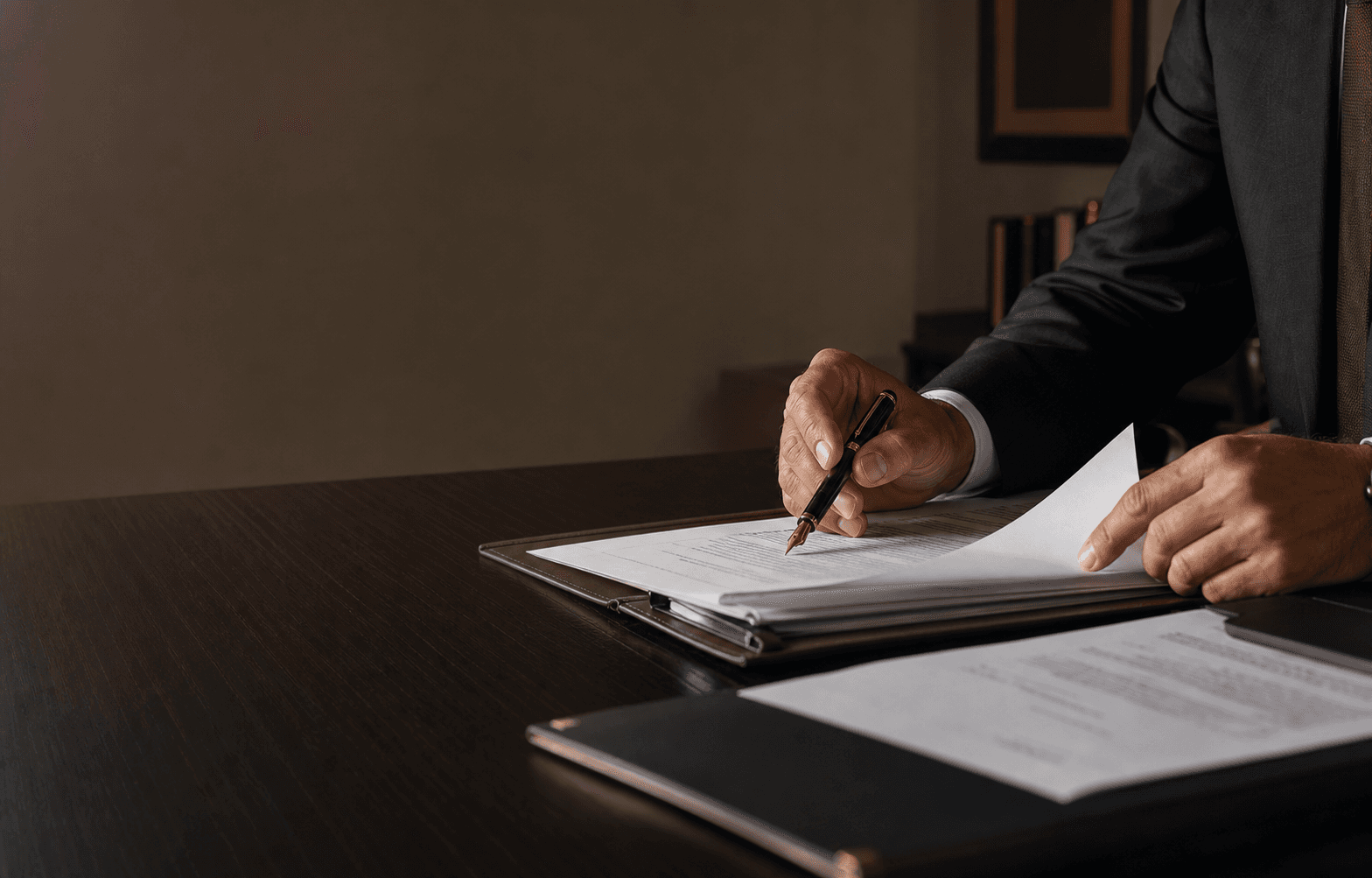 Firma de documentos legales en una oficina sobria